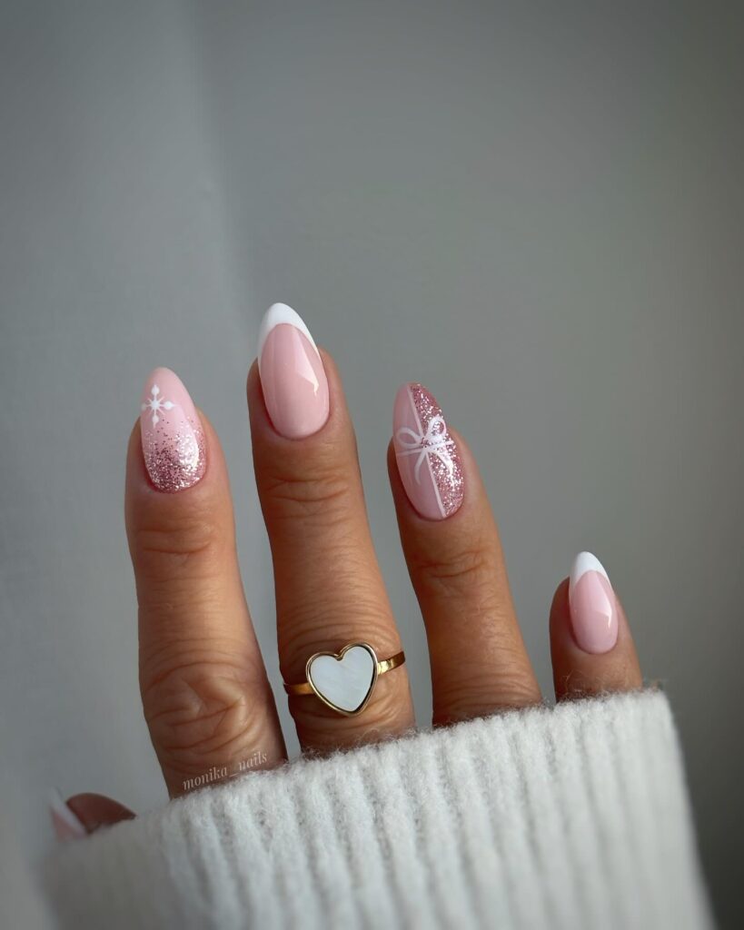 Cooled taupe και ροζ glam νύχια: Η chic εορταστική τάση με γκρι καφέ και ιριδίζουσα λάμψη