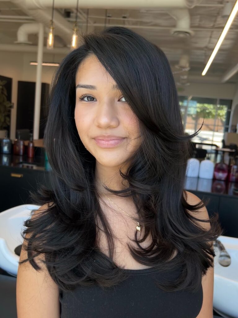 Η πλαϊνή χωρίστρα στα μαλλιά επιστρέφει: Πώς να υιοθετήσεις το retro chic στυλ