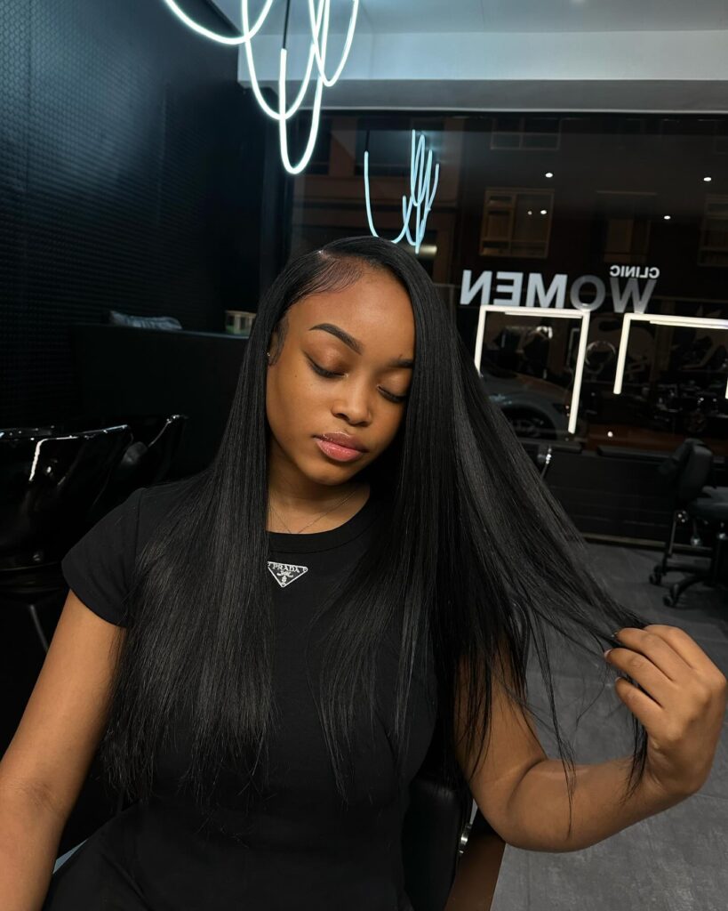 Η πλαϊνή χωρίστρα στα μαλλιά επιστρέφει: Πώς να υιοθετήσεις το retro chic στυλ