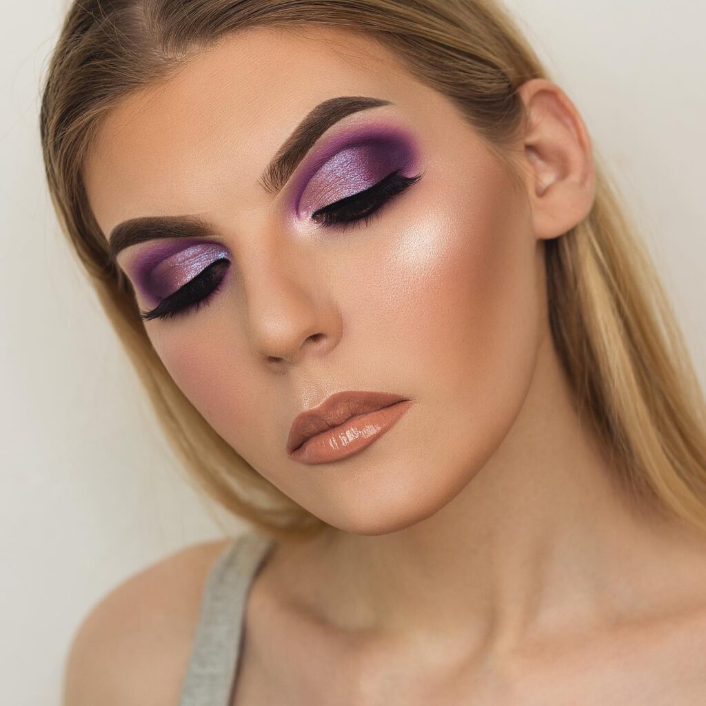 Μακιγιάζ σε απαλές μωβ αποχρώσεις που φωτίζουν φυσικά το βλέμμα