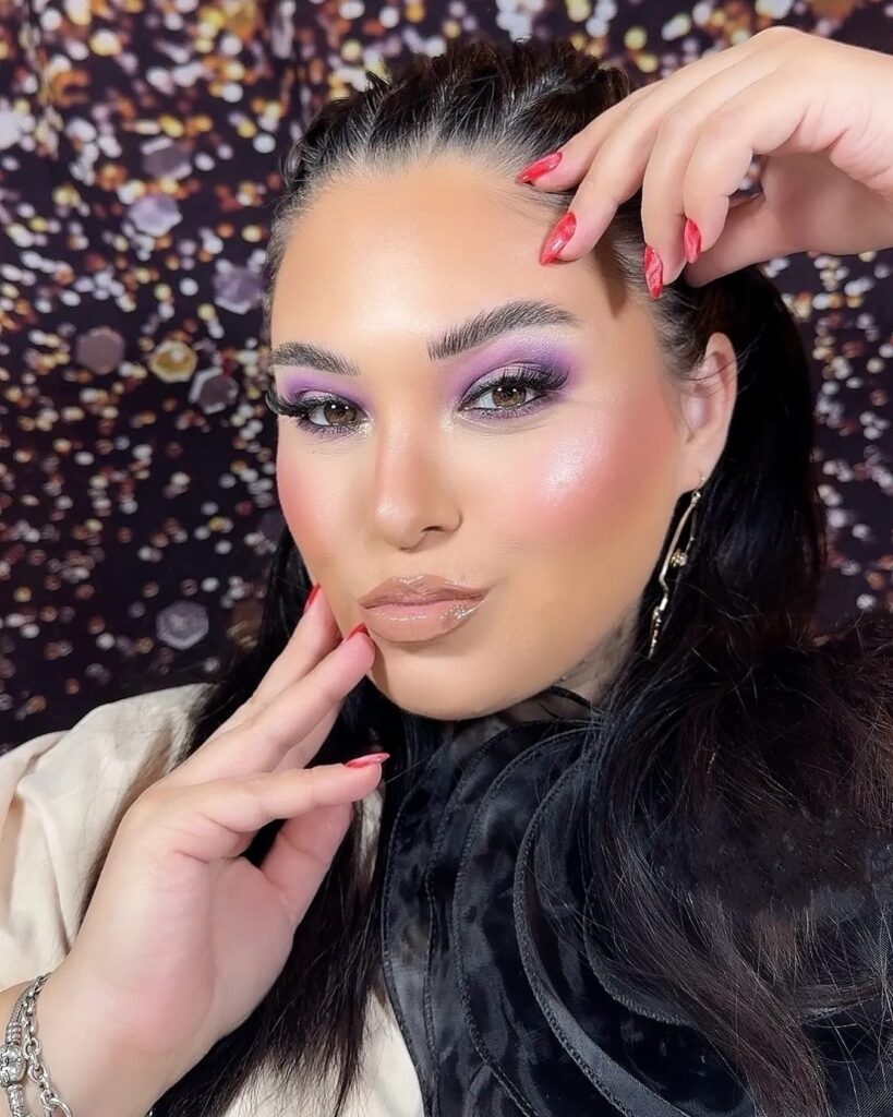 Μακιγιάζ σε απαλές μωβ αποχρώσεις που φωτίζουν φυσικά το βλέμμα