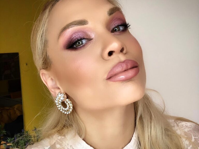 Μακιγιάζ σε απαλές μωβ αποχρώσεις που φωτίζουν φυσικά το βλέμμα