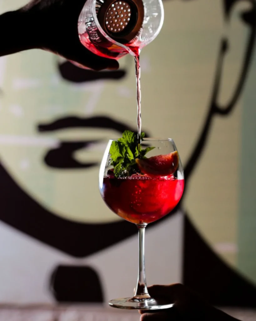 Χριστουγεννιάτικα κοκτέιλ με ρόδι και δεντρολίβανο, γιορτινές συνταγές χωρίς πολλή ζάχαρη