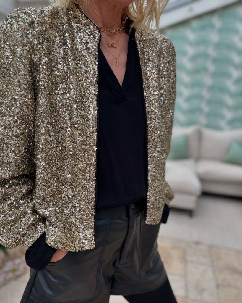 Σακάκι με παγιέτες στο office party: Πώς να ντυθείς λαμπερά σε επαγγελματικό περιβάλλον