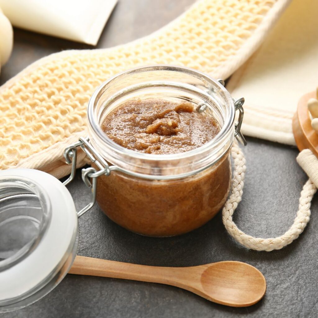 DIY φυσικό scrub με καστανή ζάχαρη και ελαιόλαδο για απαλή και λαμπερή επιδερμίδα