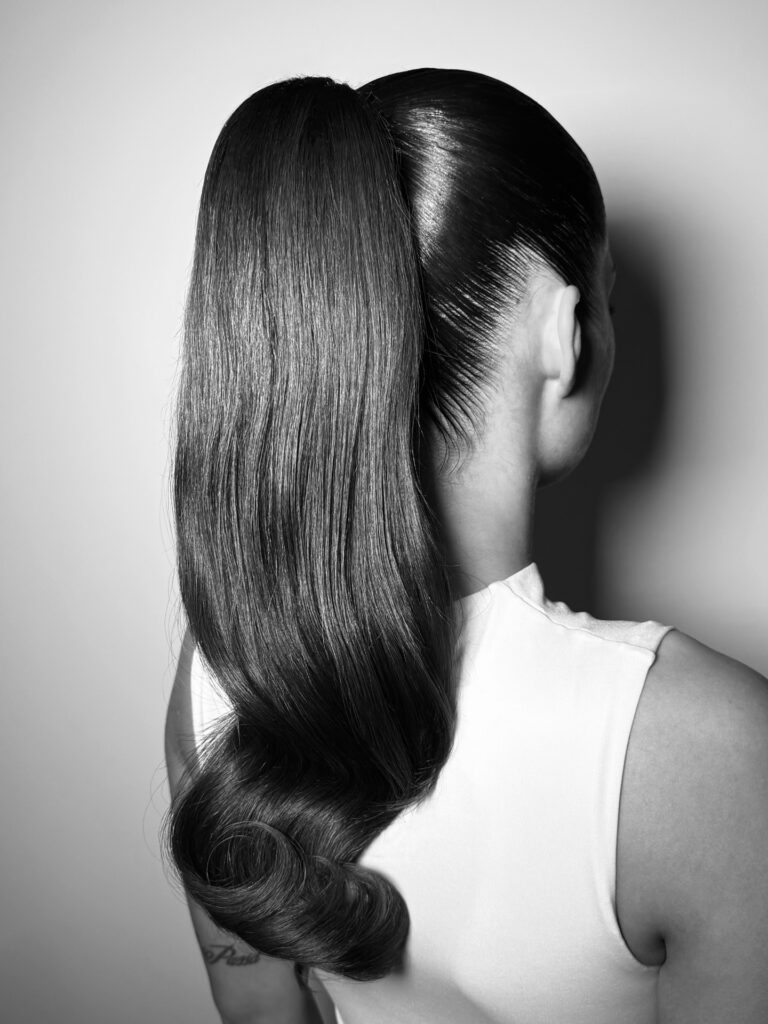 Sleek κοτσίδες και polished κότσοι για γιορτινές εμφανίσεις