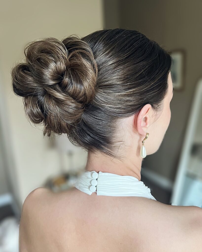 Sleek κοτσίδες και polished κότσοι για γιορτινές εμφανίσεις