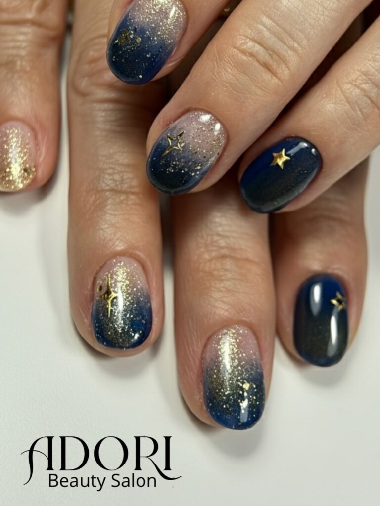 Μανικιούρ με μικρά χρυσά αστέρια - Twinkling star nails σε σκούρα βάση που μαγνητίζουν το βλέμμα