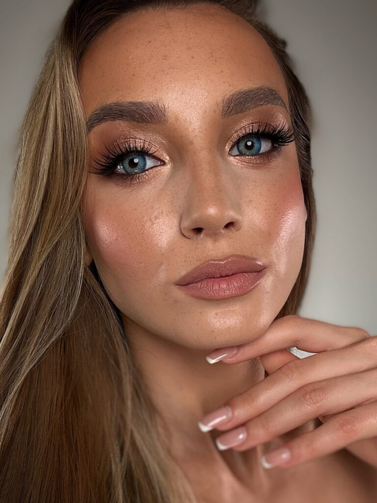 Μακιγιάζ με χρυσές αποχρώσεις για λαμπερή επιδερμίδα, ζεστά βλέμματα και φυσική λάμψη