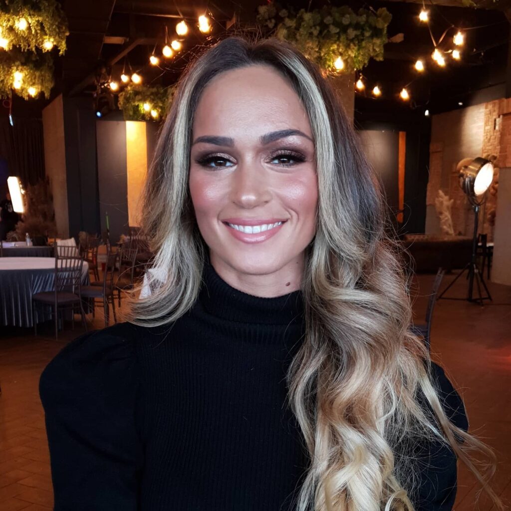 Μακιγιάζ με χρυσές αποχρώσεις για λαμπερή επιδερμίδα, ζεστά βλέμματα και φυσική λάμψη