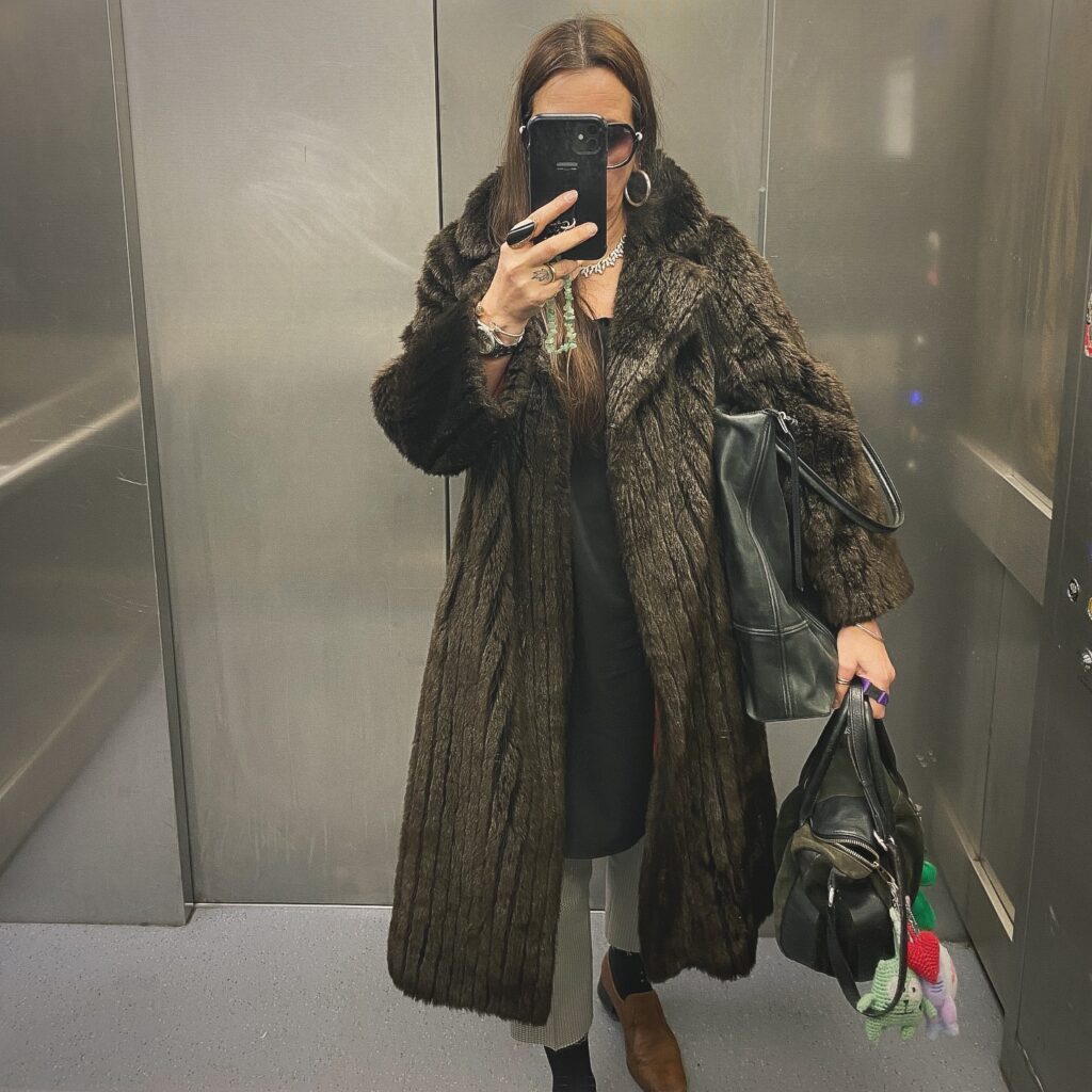 Office core και συνθετική γούνα: Όταν η κομψότητα του γραφείου συναντά το fashion drama από τις πασαρέλες