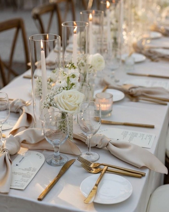 Μίνιμαλ στολισμός για το Πρωτοχρονιάτικο τραπέζι: λευκά λινά, φυσικές πινελιές και κεριά