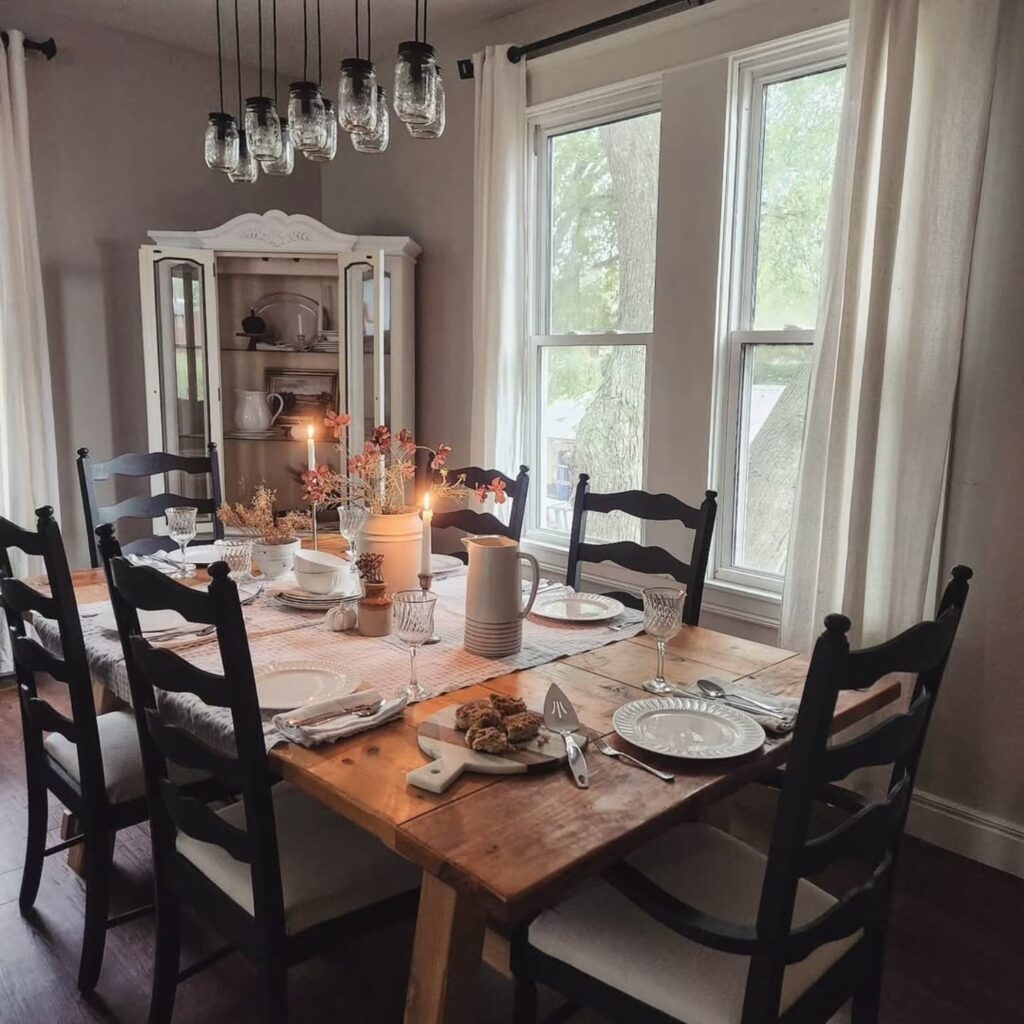 Μίνιμαλ στολισμός για το Πρωτοχρονιάτικο τραπέζι: λευκά λινά, φυσικές πινελιές και κεριά