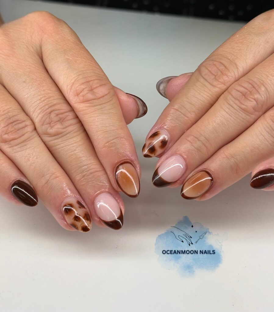 Tortoise shell νύχια με καραμελένιους τόνους για κομψό, διαχρονικό και σύγχρονο μανικιούρ