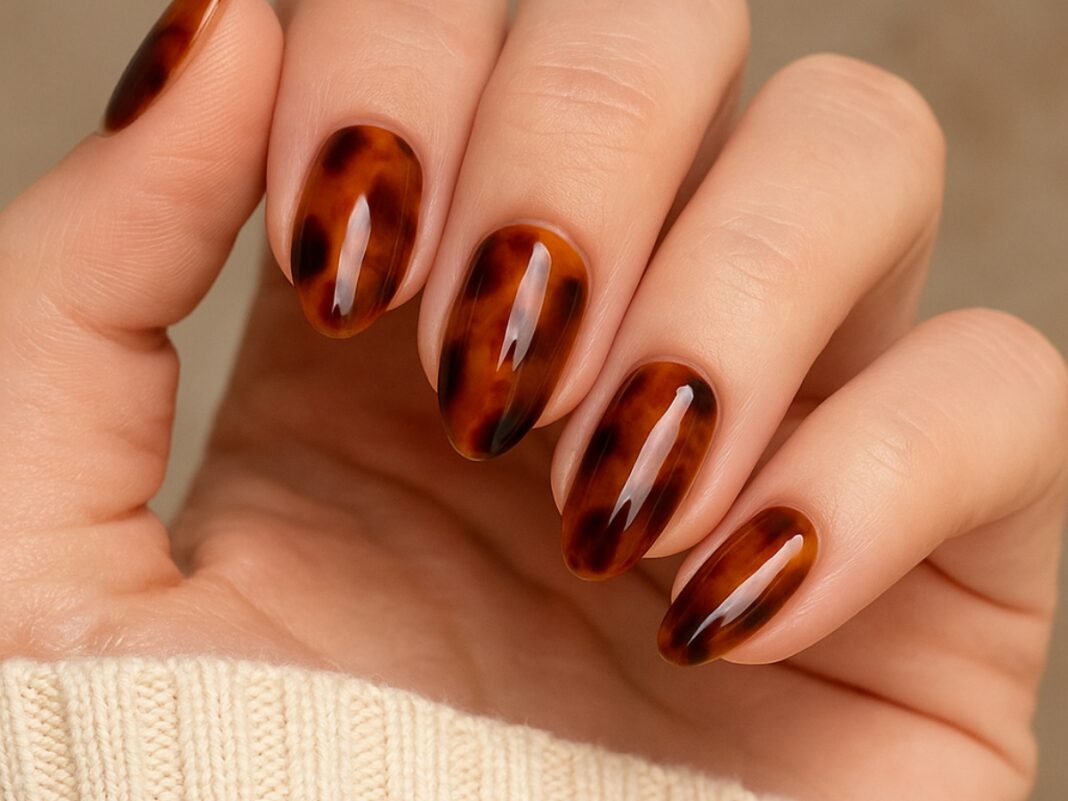Tortoise shell νύχια με καραμελένιους τόνους για κομψό, διαχρονικό και σύγχρονο μανικιούρ