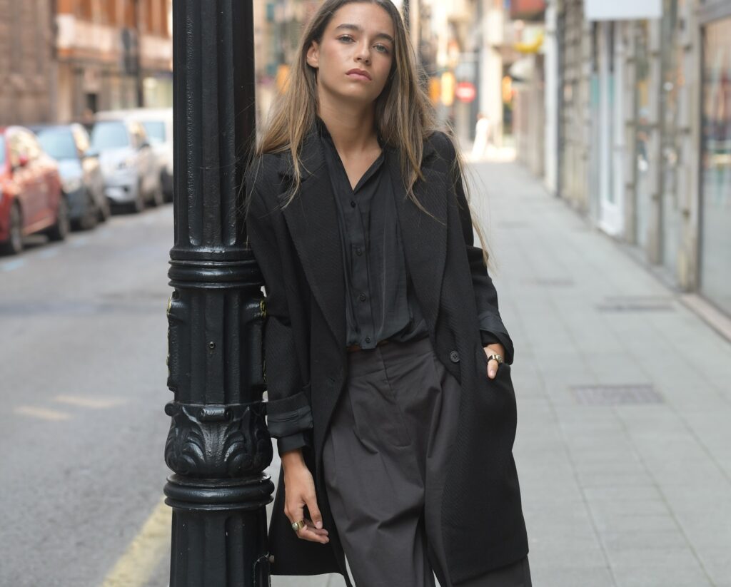 Total black με χαρακτήρα - Πώς το μαύρο σύνολο αποκτά ενδιαφέρον