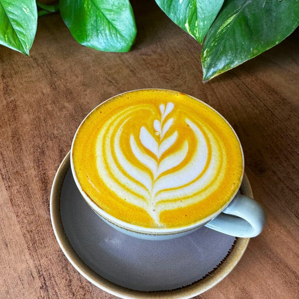 Latte με ginger και κουρκουμά: Θερμαντικό ρόφημα που τονώνει την άμυνα του οργανισμού