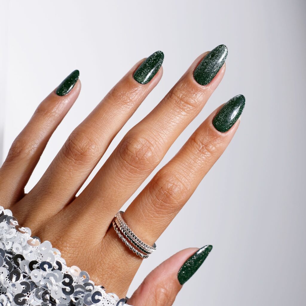 Velvet nails σε σμαραγδί, αμέθυστο και navy, το βελούδινο μανικιούρ που κυριαρχεί στα νύχια