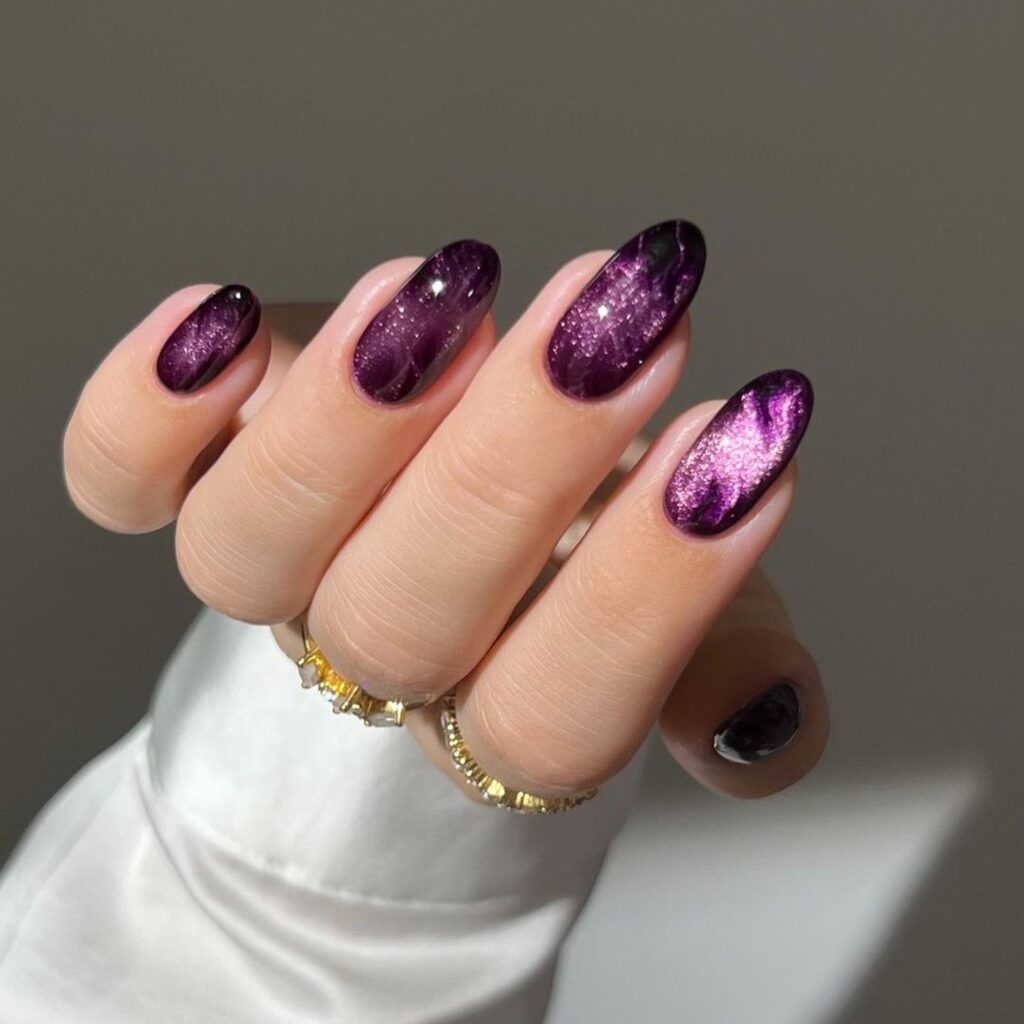 Velvet nails σε σμαραγδί, αμέθυστο και navy, το βελούδινο μανικιούρ που κυριαρχεί στα νύχια