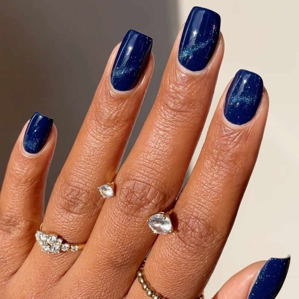 Velvet nails σε σμαραγδί, αμέθυστο και navy, το βελούδινο μανικιούρ που κυριαρχεί στα νύχια