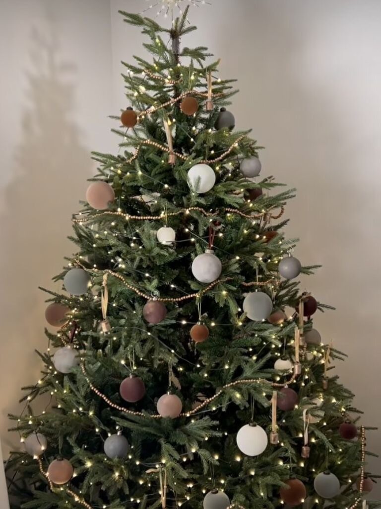 Χριστουγεννιάτικος στολισμός με χειροποίητα γυάλινα στολίδια και βελούδινες μπάλες: Διαχρονική πολυτέλεια στο δέντρο