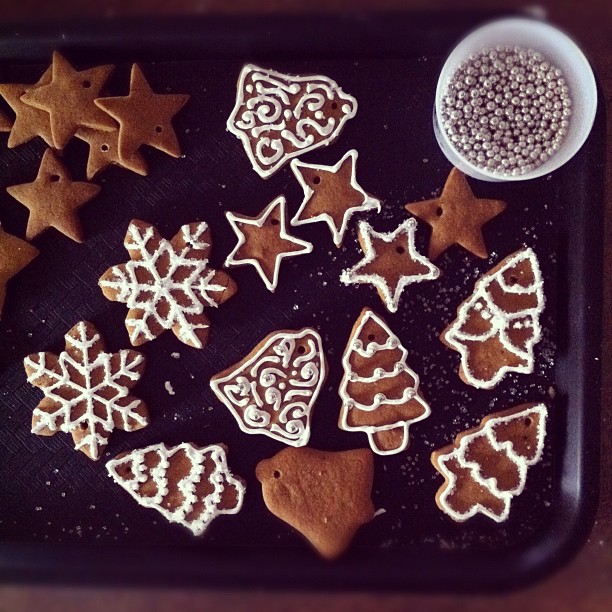 DIY βρώσιμα χριστουγεννιάτικα στολίδια: Mπισκοτοστέφανα και καραμέλες για φυσική διακόσμηση