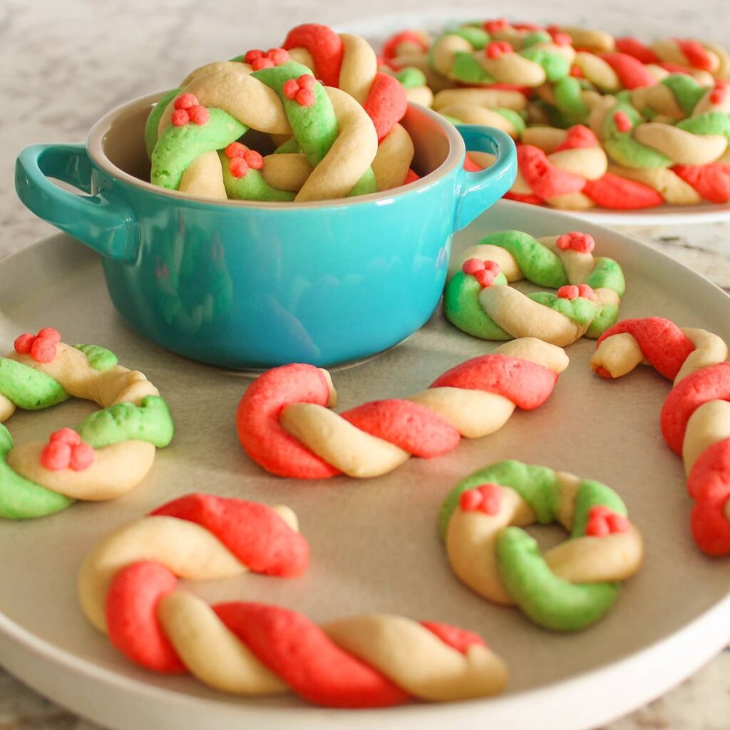 DIY βρώσιμα χριστουγεννιάτικα στολίδια: Mπισκοτοστέφανα και καραμέλες για φυσική διακόσμηση