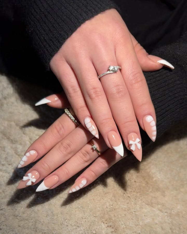 Λευκές πινελιές στα νύχια για χειμωνιάτικη λάμψη