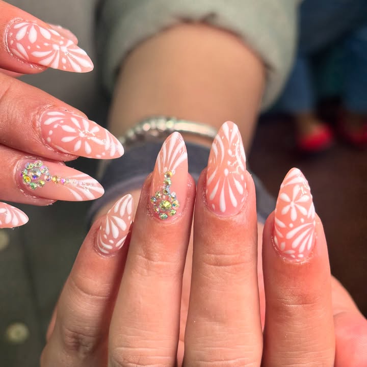 Λευκές πινελιές στα νύχια για χειμωνιάτικη λάμψη