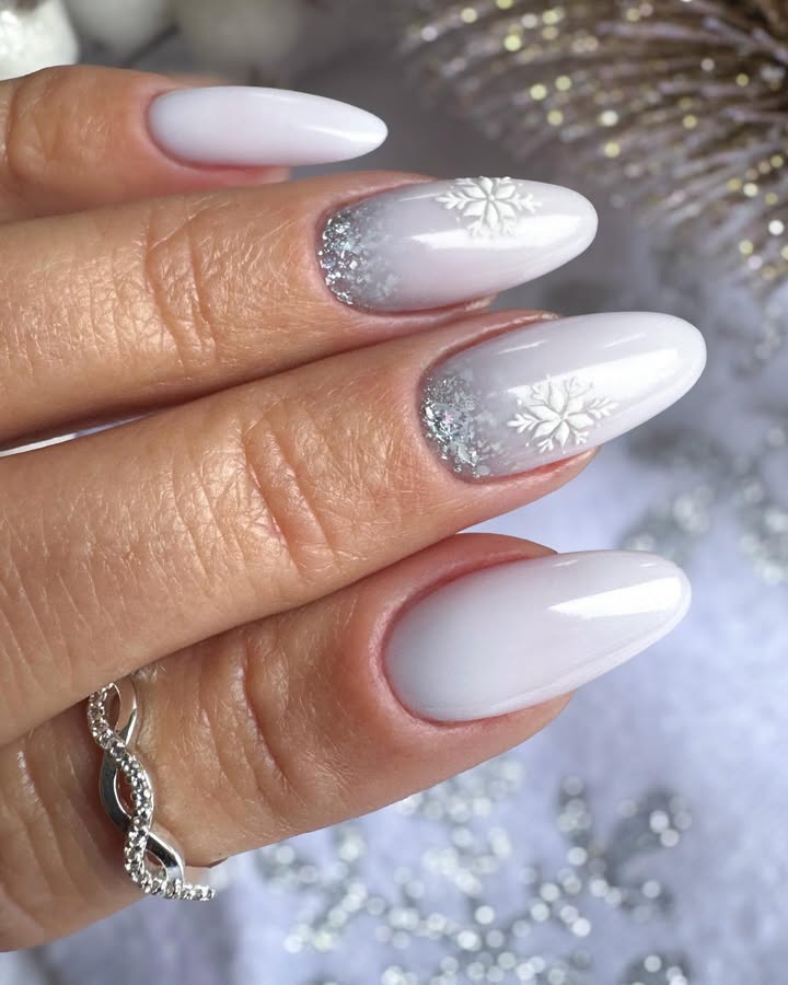 Λευκές πινελιές στα νύχια για χειμωνιάτικη λάμψη
