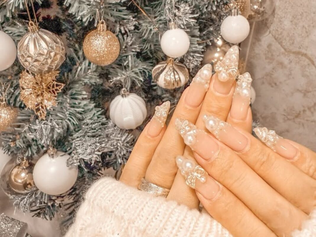 Λευκές πινελιές στα νύχια για χειμωνιάτικη λάμψη