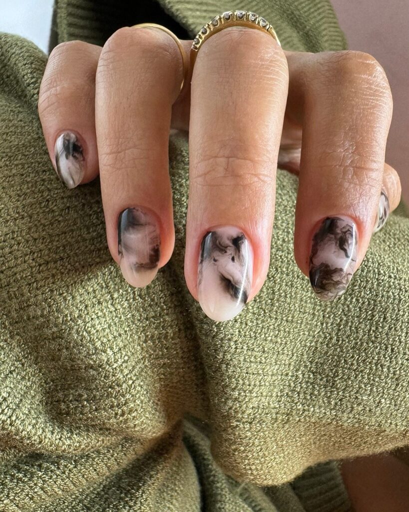 Winter marble νύχια για τον χειμώνα: Η κομψή τάση που δείχνει πολυτέλεια