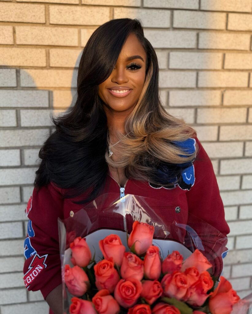 Deep side part στα μαλλιά, η 90s χωρίστρα που χαρίζει άμεσο όγκο και δυναμικό στυλ