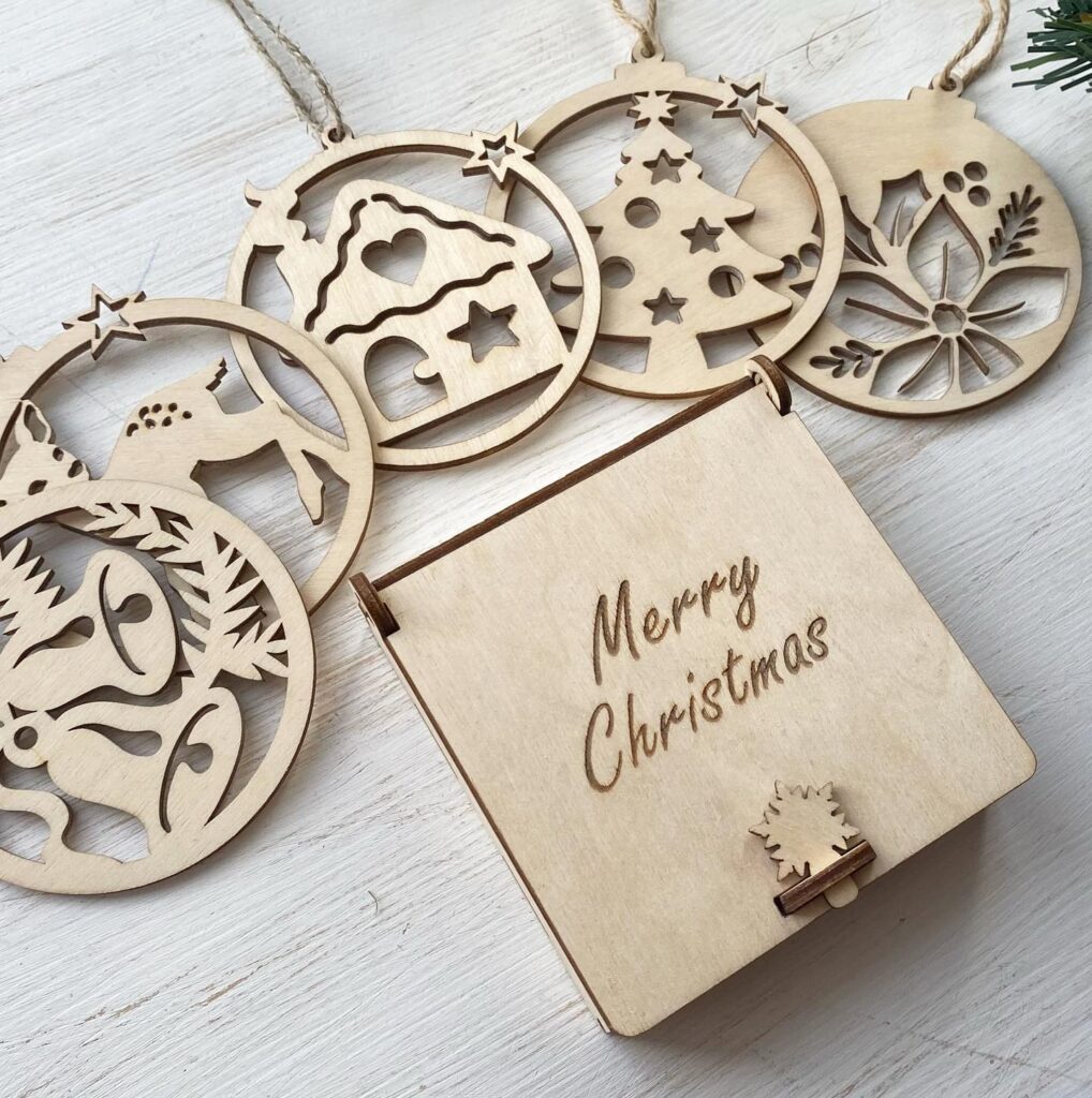 Χριστουγεννιάτικη διακόσμηση με φυσικό στυλ: Ιδέες με πράσινο και ξύλο που ζεσταίνουν τον χώρο