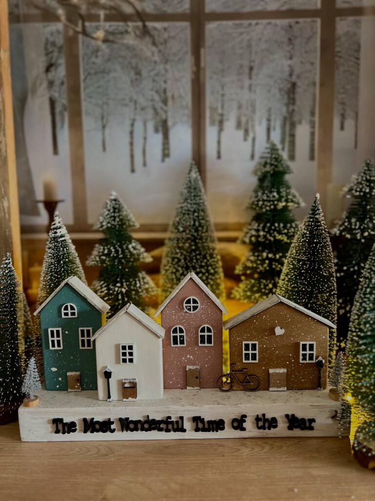 Χριστουγεννιάτικη διακόσμηση με φυσικό στυλ: Ιδέες με πράσινο και ξύλο που ζεσταίνουν τον χώρο