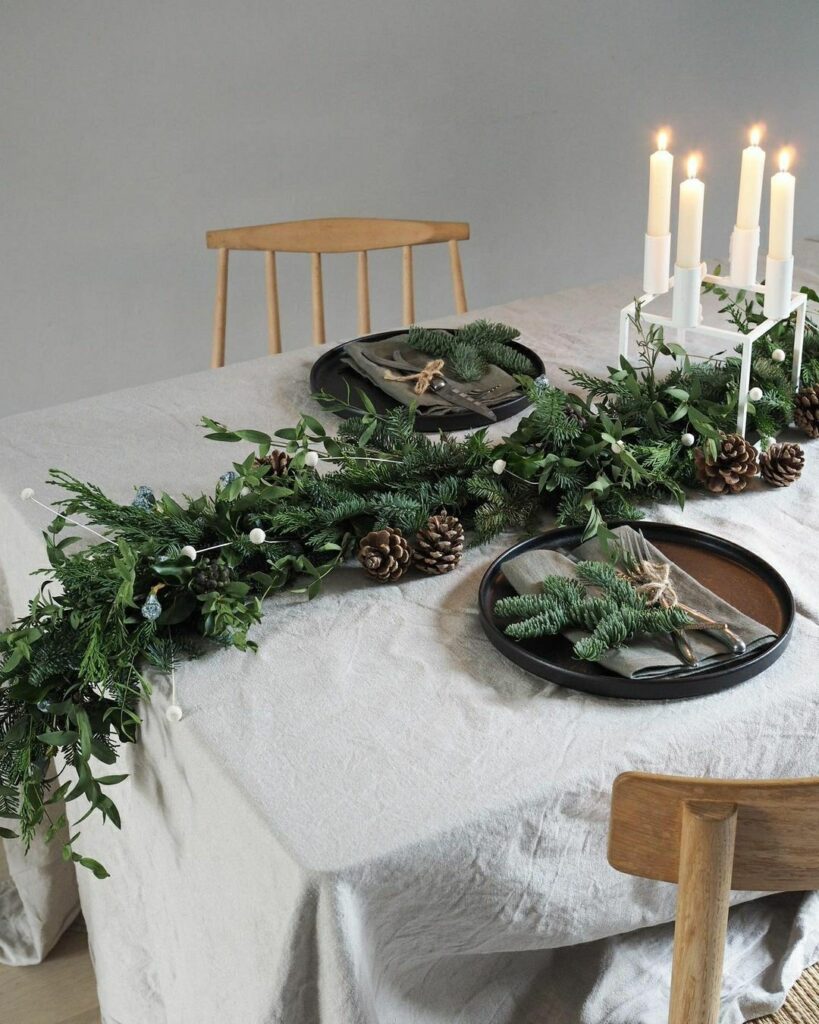 Χριστουγεννιάτικη διακόσμηση με φυσικό στυλ: Ιδέες με πράσινο και ξύλο που ζεσταίνουν τον χώρο