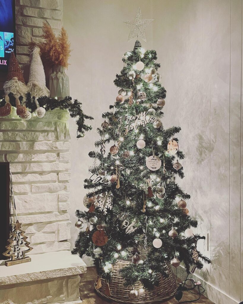 Μινιμαλιστικό χριστουγεννιάτικο δέντρο με ξύλινα στολίδια και απαλό φωτισμό - Ιδέες για κομψή και ζεστή διακόσμηση