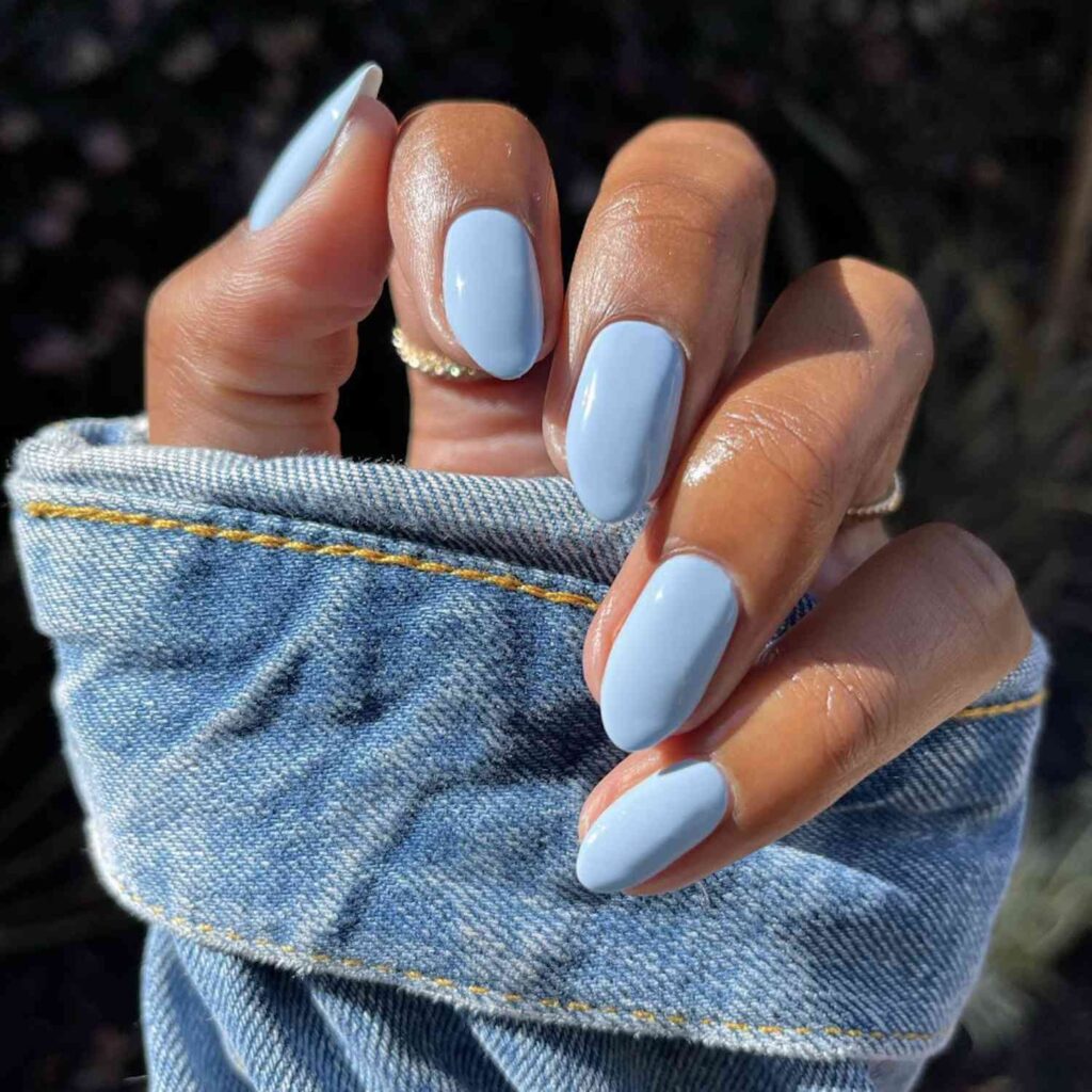 Baby blue nails: το χιονισμένο χρώμα που γίνεται viral τον χειμώνα
