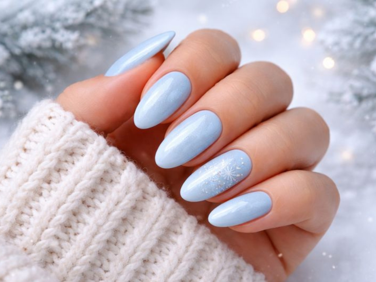 Baby blue nails: το χιονισμένο χρώμα που γίνεται viral τον χειμώνα