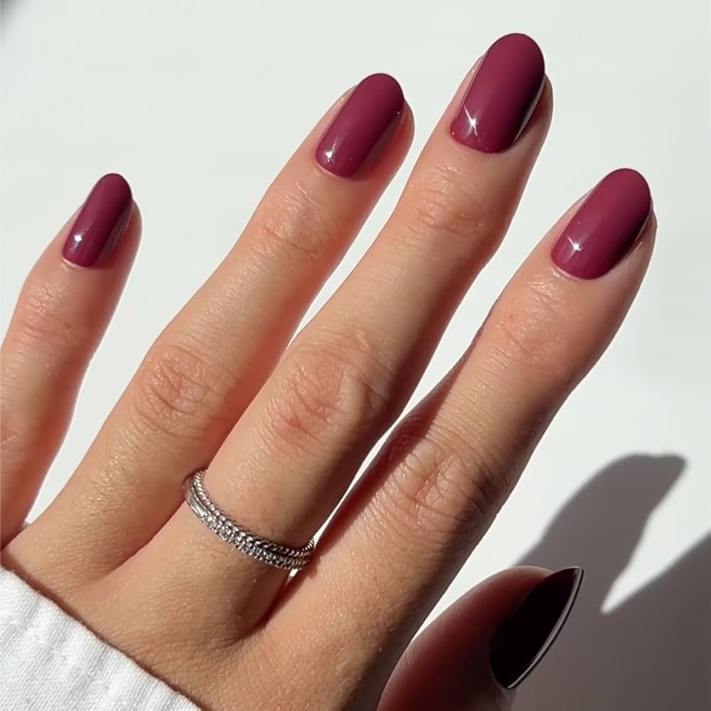 Muted berry nails: το σκούρο χρώμα που δεν δείχνει βαρύ