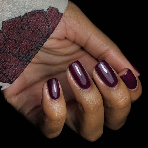 Muted berry nails: το σκούρο χρώμα που δεν δείχνει βαρύ
