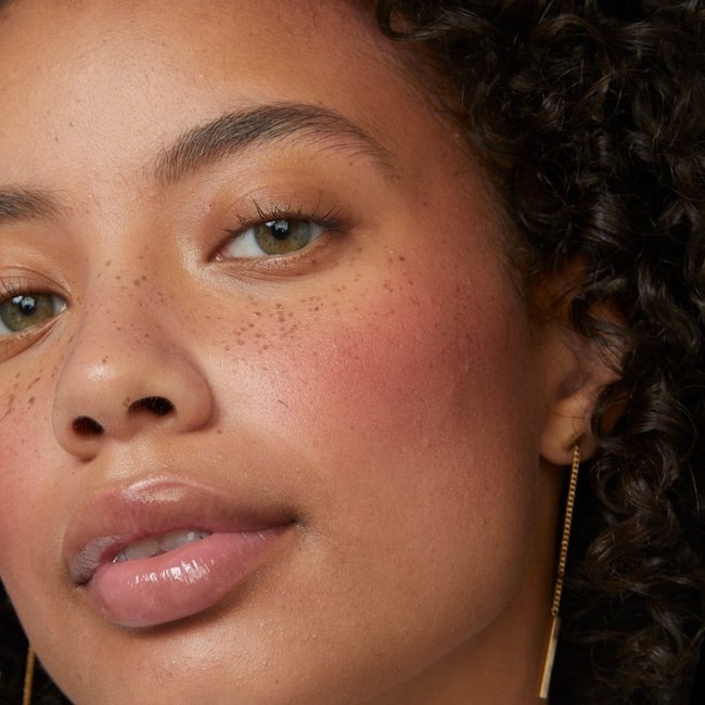 Boyfriend blush: Η φυσική τάση στο μακιγιάζ που αγαπούν οι celebrities το 2026