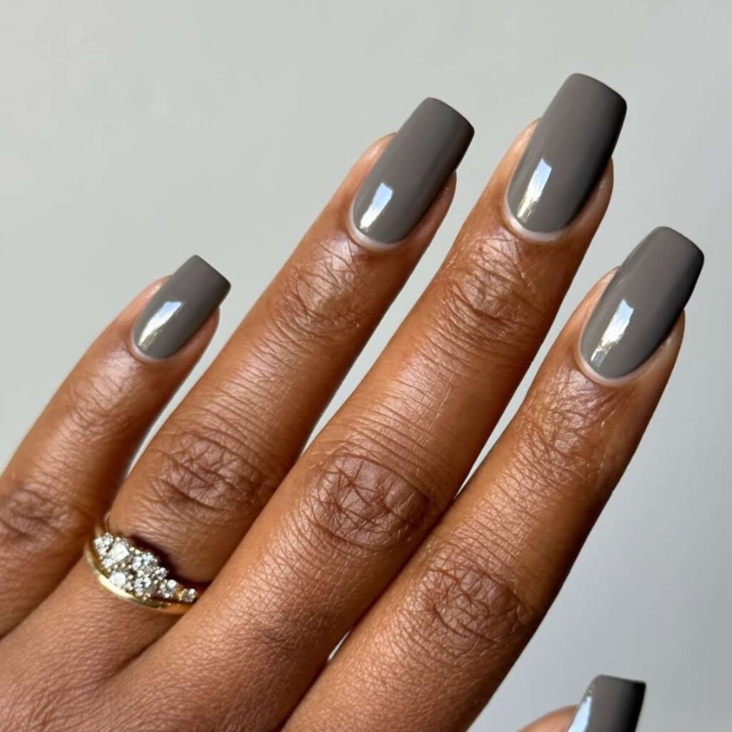 Charcoal nails: Το σκούρο χρώμα στα νύχια που δείχνει φρέσκο