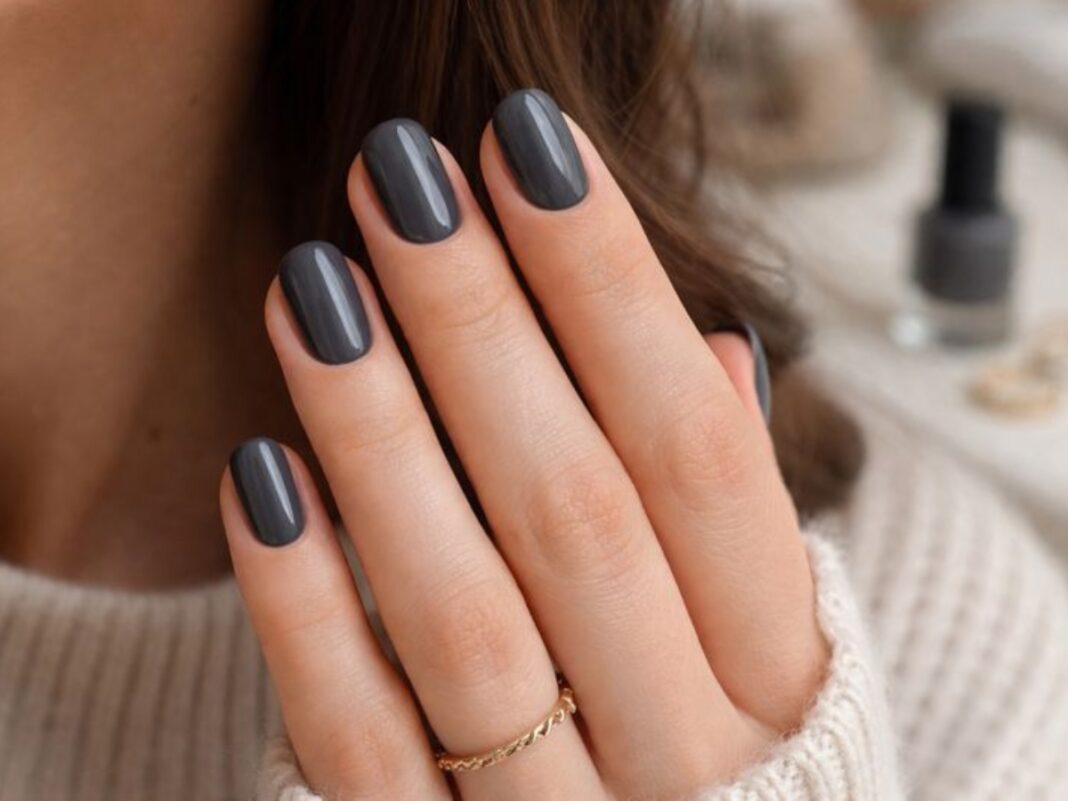 Charcoal nails: Το σκούρο χρώμα στα νύχια που δείχνει φρέσκο