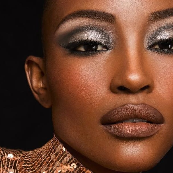 Chrome eyeshadow: Μεταλλικές σκιές για τρισδιάστατο εφέ