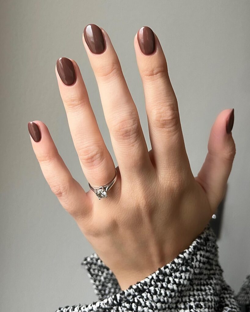 Soft cocoa nails για κομψό χειμωνιάτικο look