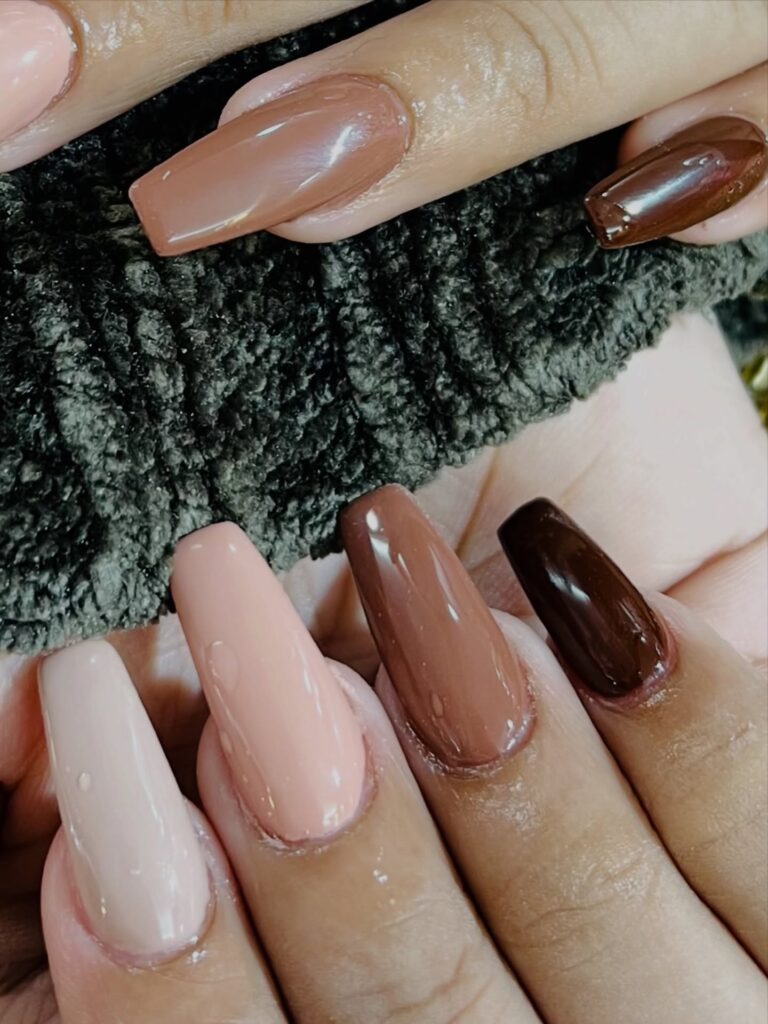 Coffin νύχια: Ποια χρώματα τα αναδεικνύουν περισσότερο; Οι προτάσεις των ειδικών