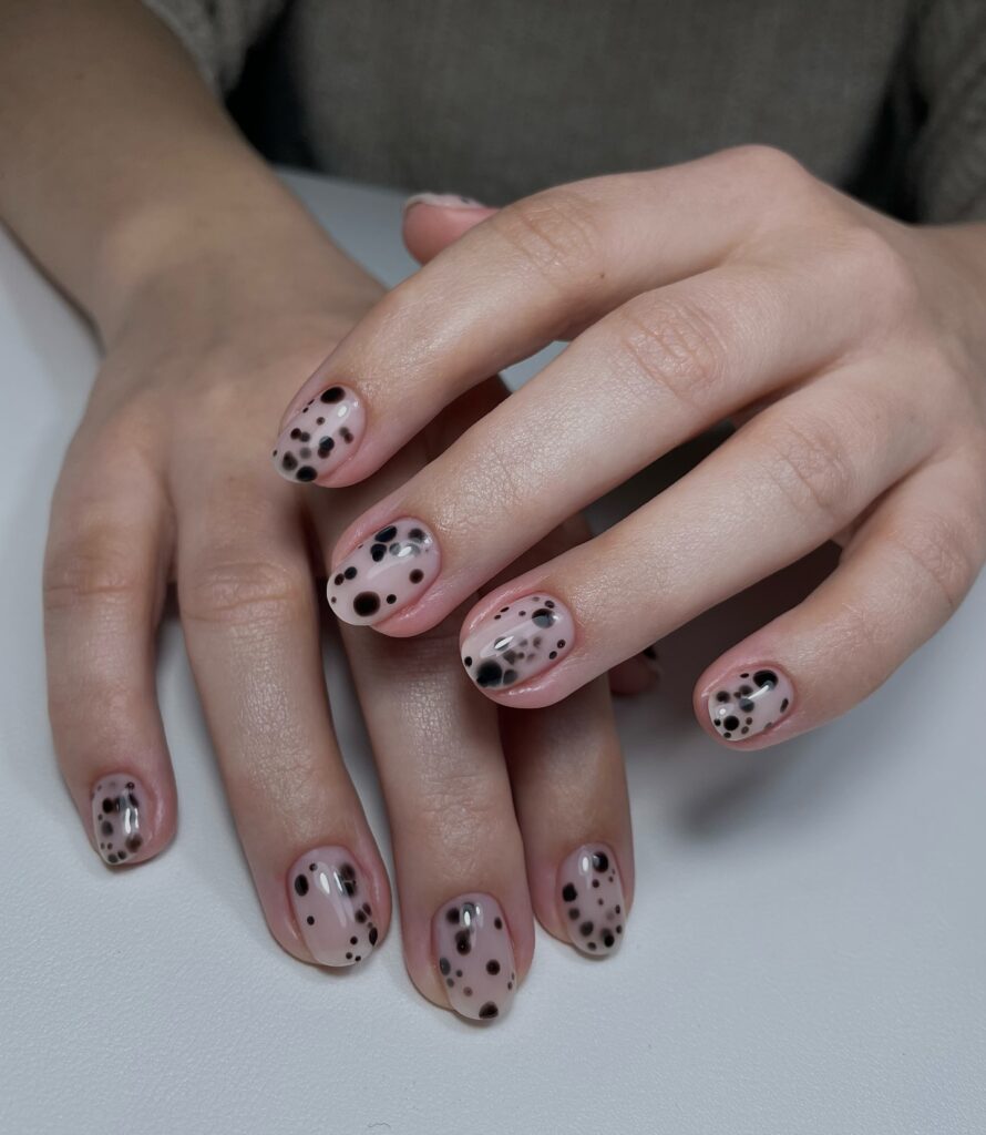 Dalmatian nails: 101... λόγοι να αγαπήσετε αυτό το nail trend