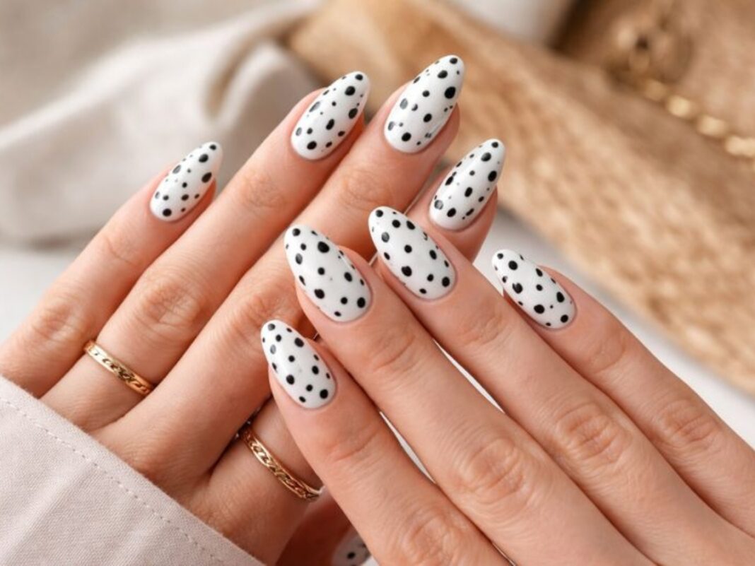 Dalmatian nails: 101… λόγοι να αγαπήσετε αυτό το nail trend