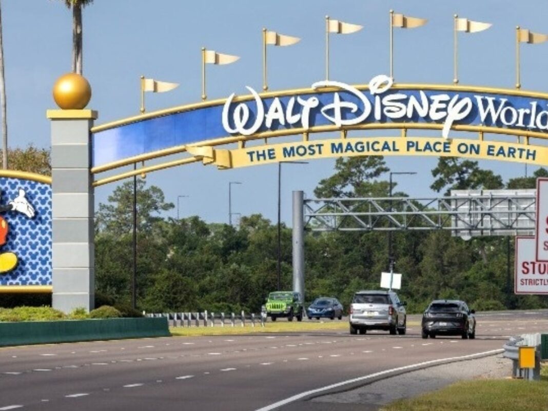 Ατύχημα στη Disneyland: Εργαζόμενος τραυματίζεται από βράχο 180 κιλών